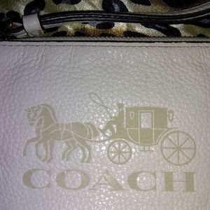 COACH PEBBLE LEATHER JES CORNER ZIP WRISTLET 🦋